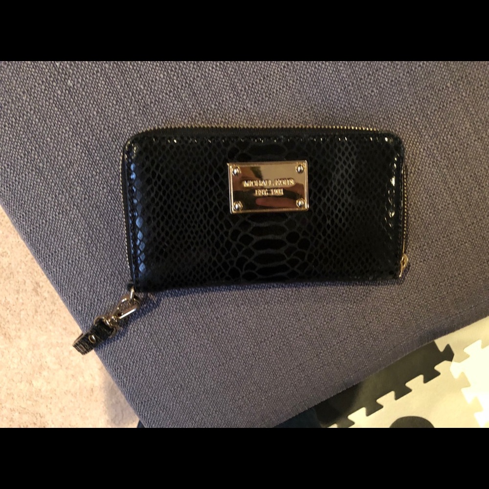 Small mk wallet wristlet too small for my needs.